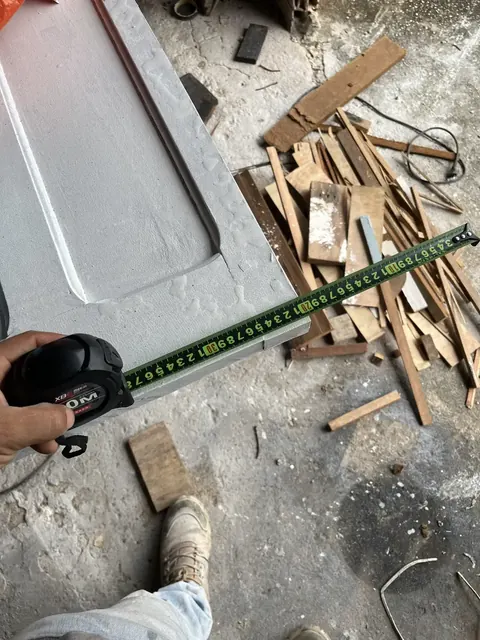 Foto de cliente usando a trena em um ambiente de obra